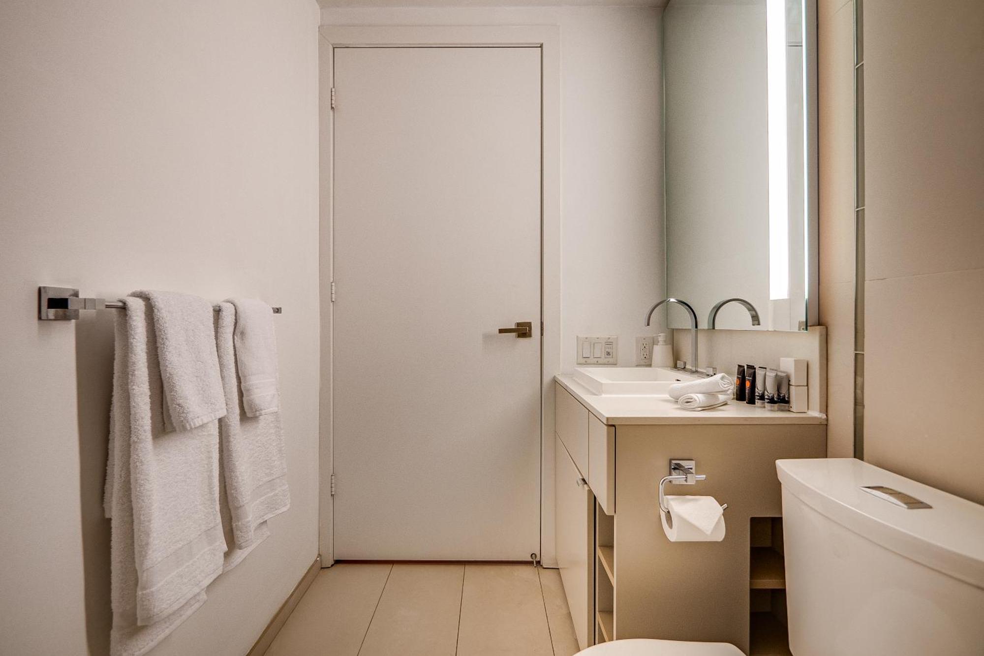 Modern Suite On Peter St - City View トロント エクステリア 写真